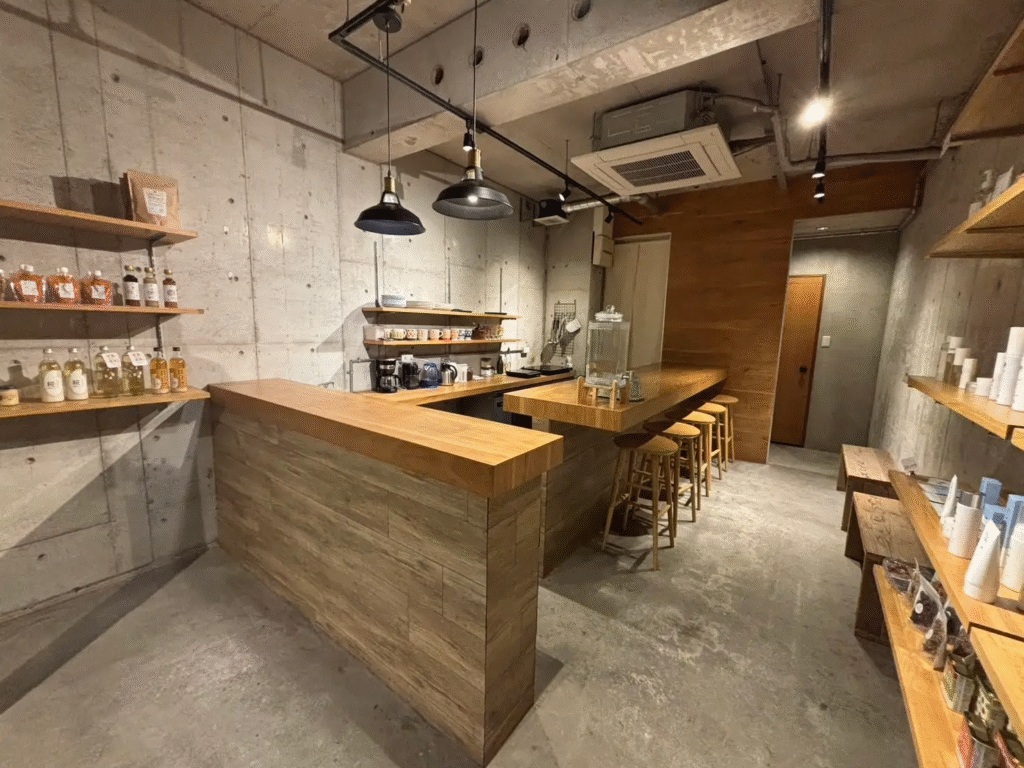 昭和レトロな純喫茶を令和風にアレンジしたオシャレな店内